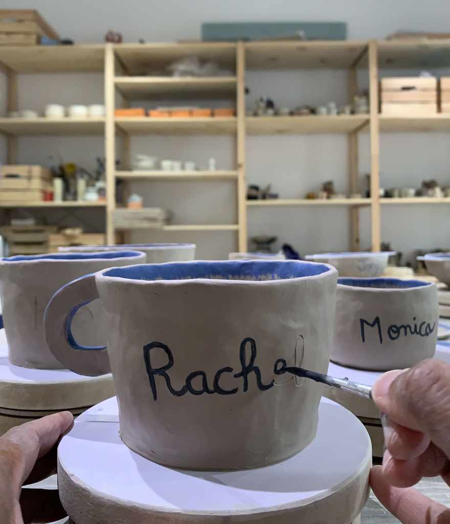 Finalisation de la décoration à l'engobe